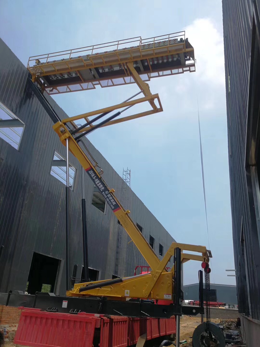 彩鋼板高空壓瓦機(jī)（運(yùn)輸?shù)焦さ馗呖兆鳂I(yè)）